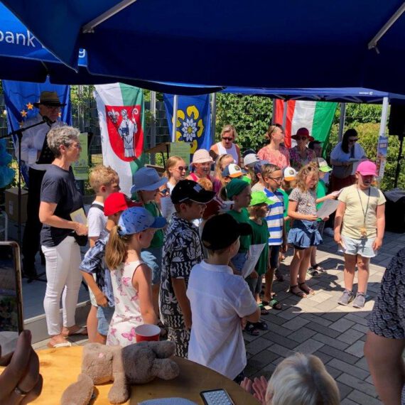 Die Grundschulkinder sangen ein Ständchen.