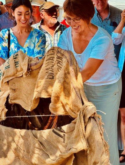 Leila Rudzki (l.) und Ute Neu enthüllten die Besenbinderin.